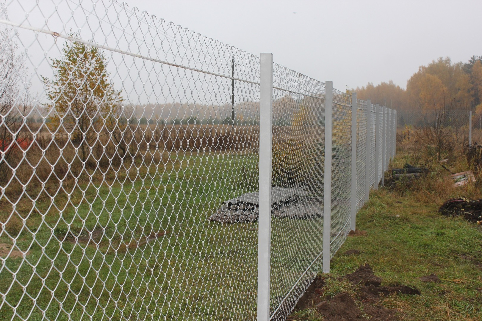 Алюминиевый забор из сетки рабицы в Подмосковье
